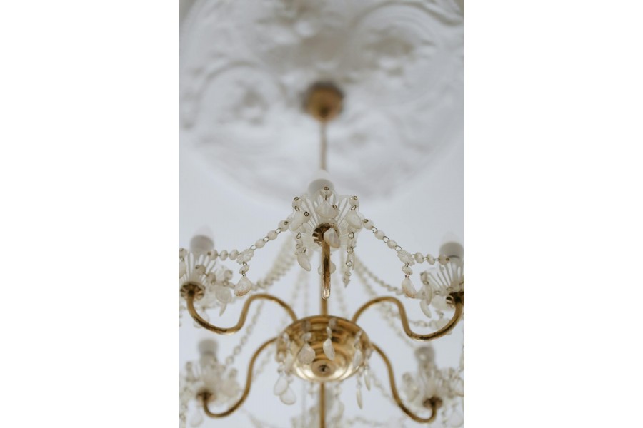 Szkło w aranżacji wnętrz – od artystycznego rzemiosła po nowoczesny minimalizm